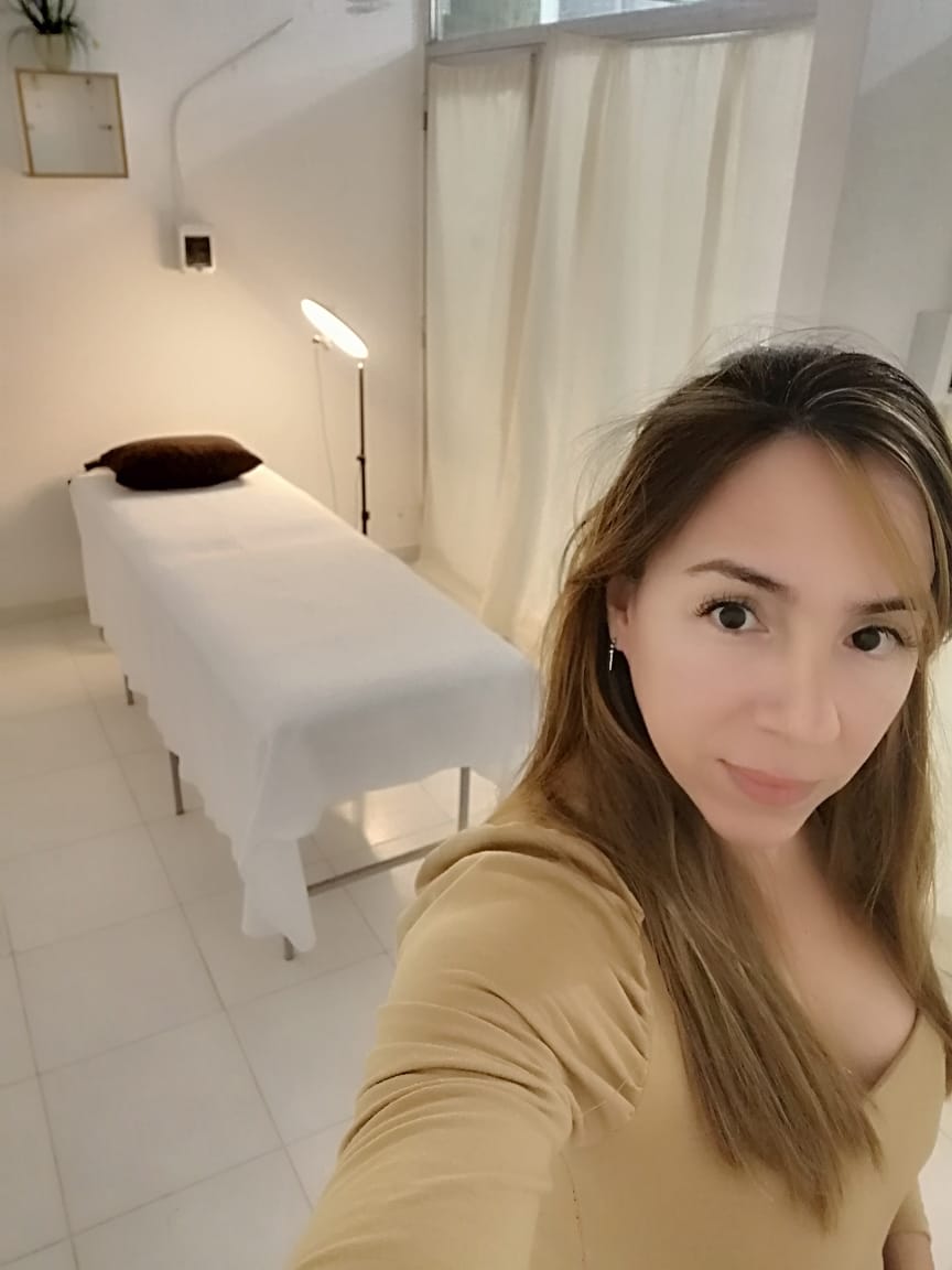 Recepción y sala de tratamiento de Esthetic Mackup by Corina Brite en Resistencia Chaco